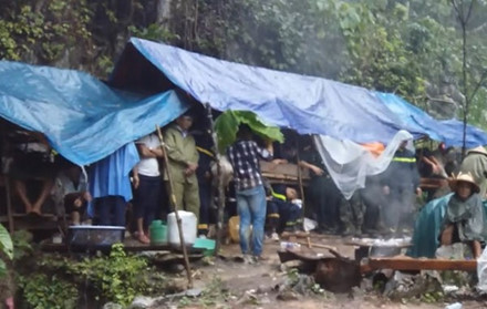 Toan canh ngay thu hai giai cuu cac nan nhan dao vang bi mac ket - Anh 16