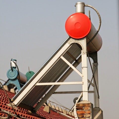 Solaire thermique en Chine : chauffe-eau solaire sur un toit près de Shanghai