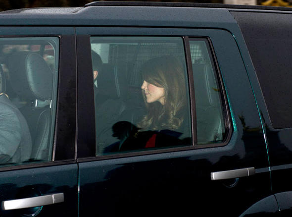 Кейт в машине с матерью. Снимок Кейт в машине с Уильямом. Ракурс головы Кейт в машине с Уильямом. Фото Кейт из машины. Новое фото Кейт в машине.
