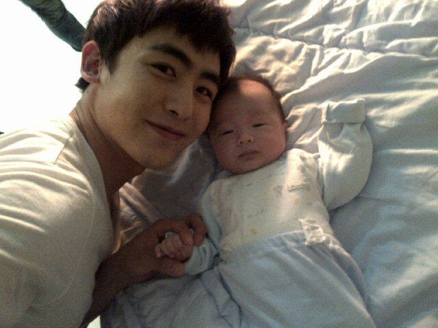 [Photo/Twitter] Nickhun with baby Ji Hoo! 