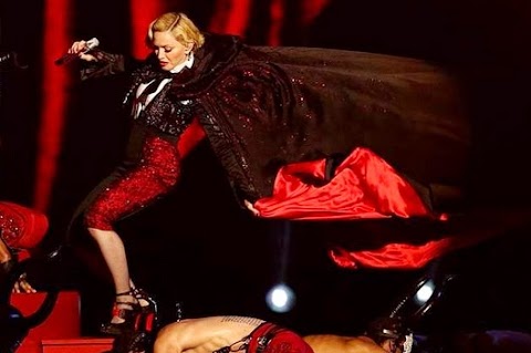 Madonna Embarrassing Brit Awards Tumbles