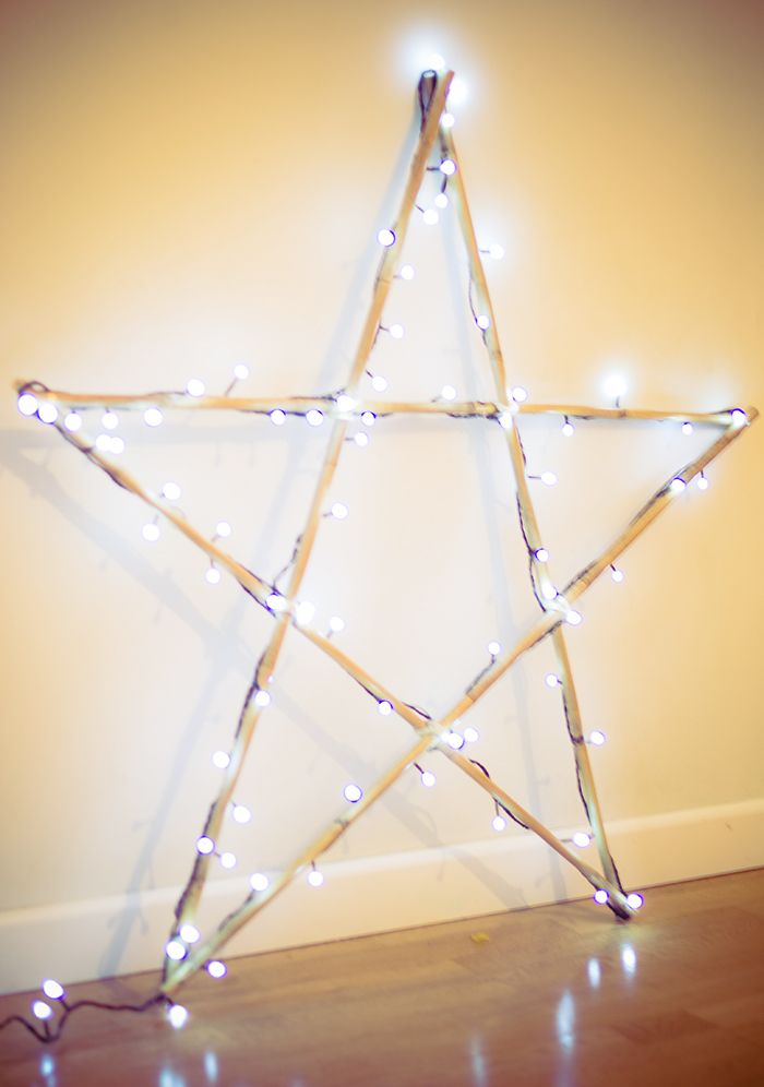 Estrella de Navidad con palos y luces