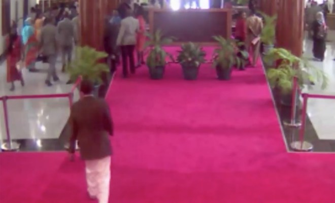 VIDEO: CCTV za Bunge zilivyonasa Tukio Zima la Goodluck Kuvuliwa ‘Baraghashia’