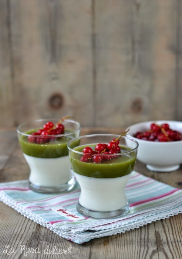 Vasitos de yogur con gelatina de te matcha sin azucar