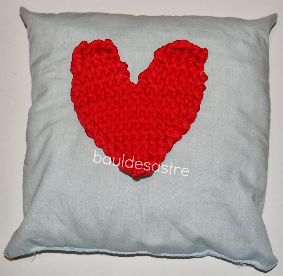 cojín con corazón de trapillo 