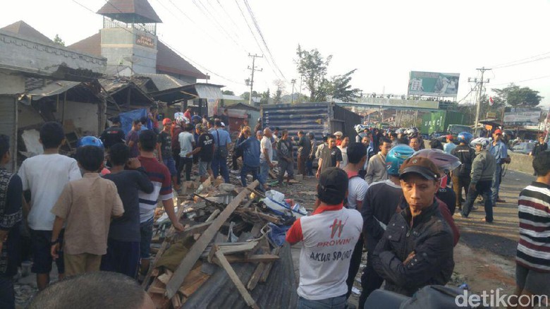 5w1h Berita Kecelakaan Beruntun Truk Tabrak Motor Mobil