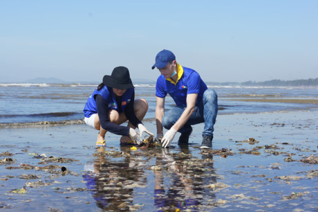 Cam kich hinh anh Thu Minh khong ngai ban ra bien don sach rac - Anh 5