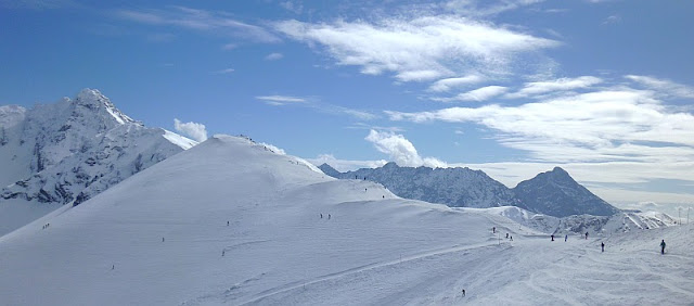 Sucha Przełęcz (z prawej), a za nią wznosi się Beskid - ostatni na wschodzie szczyt Tatr Zachodnich