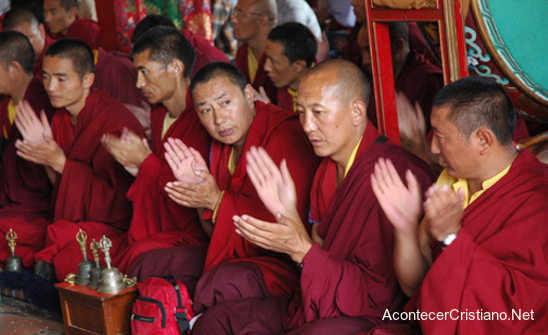 Monjes budistas cantando en el Tíbet
