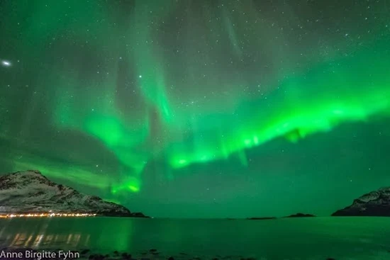 'Serangan' Cahaya Aurora di Langit Malam Norwegia