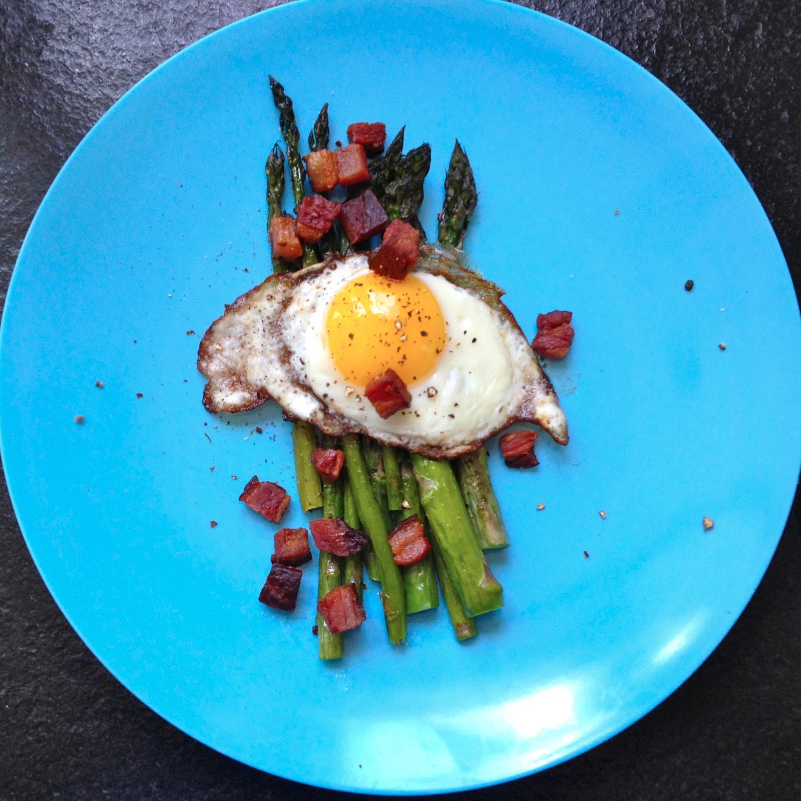 Asparagus with Lardons, a Fried Egg and Zensational Seasoning
