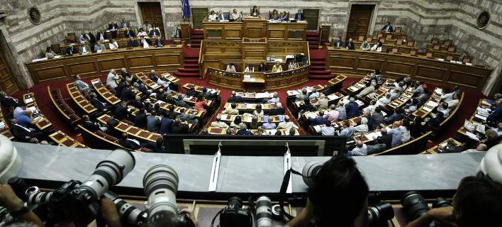 Στο ναδίρ η εμπιστοσύνη σε Βουλή και κόμματα