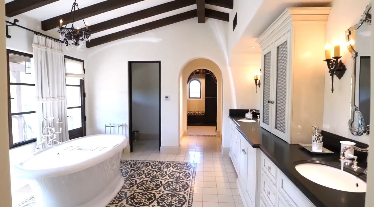 19 Photos vs. This Arizona Mega Mansion Features the Largest Private Lazy River in America - Luxury Home & Interior Design Video Tour 19 Photos vs. This Arizona Mega Mansion Features the Largest Private Lazy River in America - Luxury Home & Interior Design Video Tour