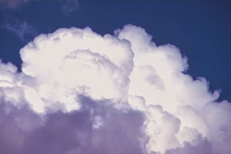 Оттого что облака почти касались. Фото белое пушистое облако. Что бывает пушистым на облаках. Красивое место с пушистыми облаками. 50 Из облаков.