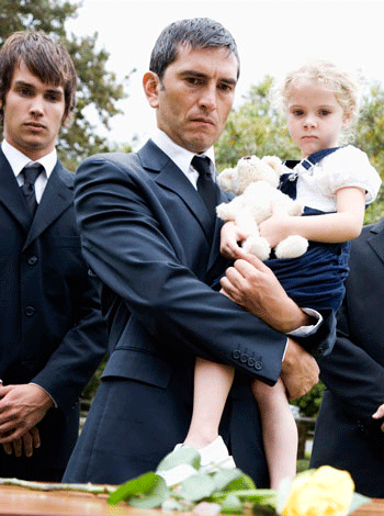 El suicidio no implica sólo una dolorosa ausencia, sino que es vivenciada como una acusación por lo que se hizo o se dejó de hacer; la culpabilidad pesa como una losa en la familia del suicida. suicidio