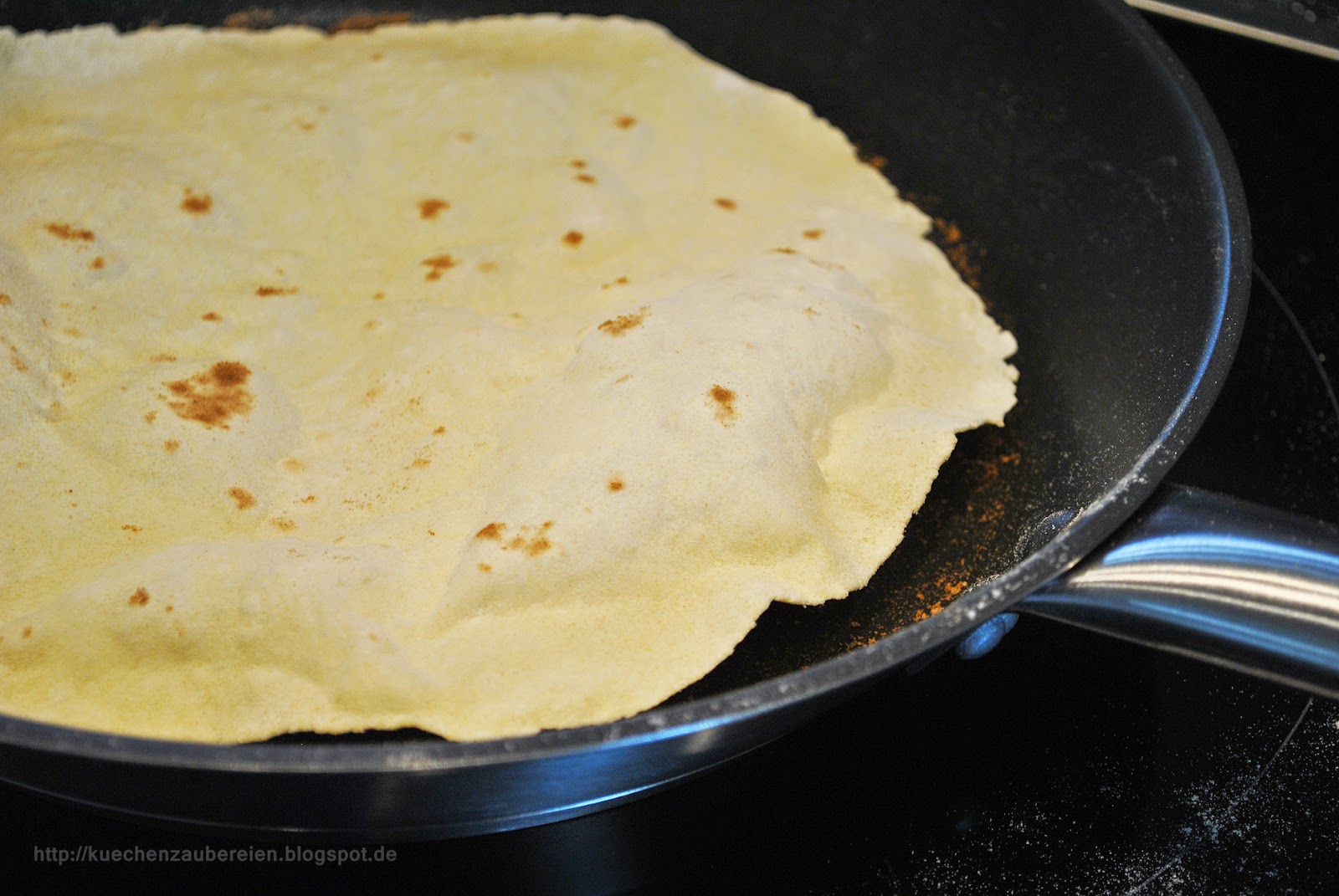 Selbstgemachte Dürüm - mit Putengyros, Salat & Joghurtsoße gefüllt ... Selbstgemachte Dürüm - mit Putengyros, Salat & Joghurtsoße gefüllt ...