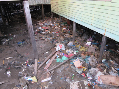 Basura bajo las casas flotantes de Semporna