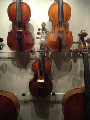 Violino con piccola testa al posto del ricciolo