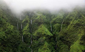 جدار الدموع ظاهرة جبلية نادرة في هاواي شاهدوا الصور