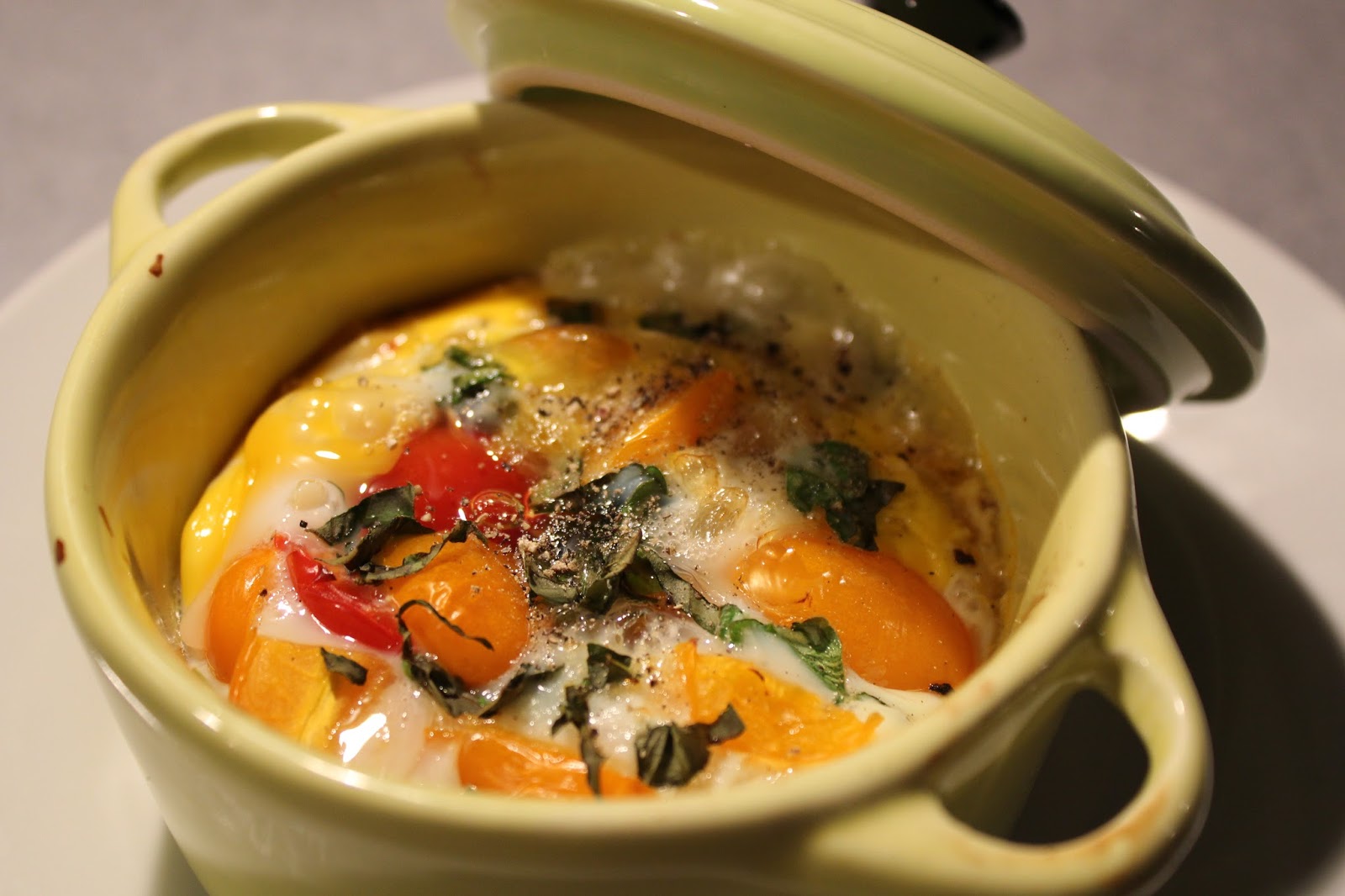 KReenJ et ses hobbies Oeuf cocotte aux tomates cerise et fromage de chèvre