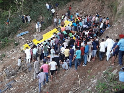हिमाचल  कांगड़ा में स्कूल बस खाई में गिरी,17 बच्चों समेत 18 की मौत