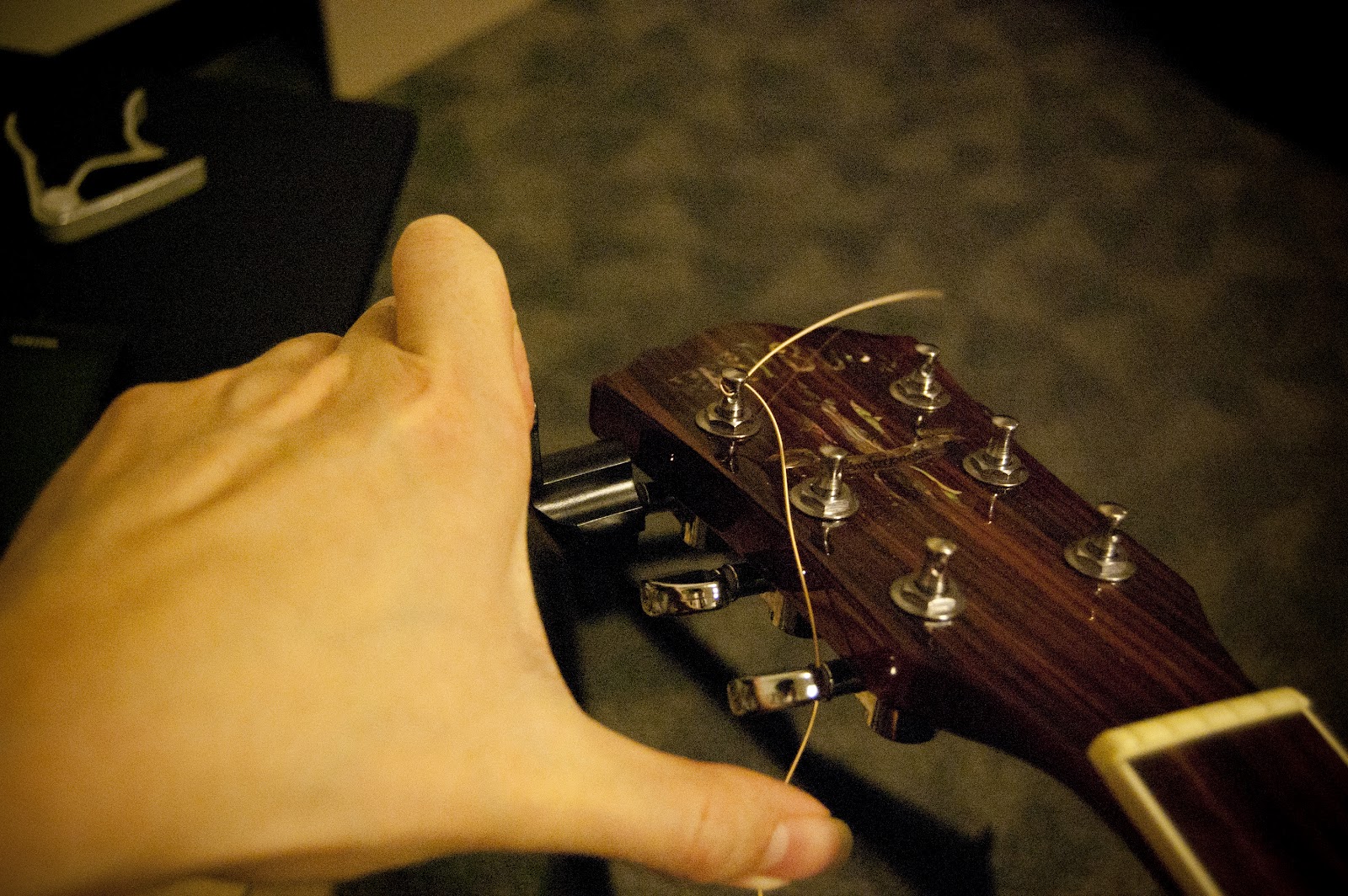 Guitart Restring an Acoustic Guitar