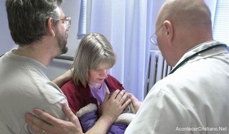 Médico promueve oración por pacientes como parte del tratamiento de salud