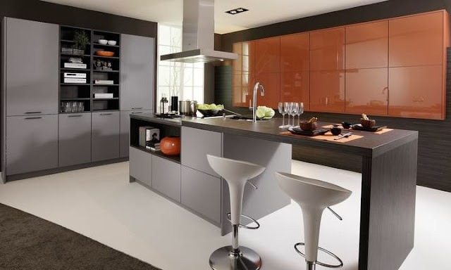 cuisine moderne avec îlot, façades gris mat et orange brillant