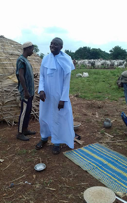 Rev. Fr. Visits And Dines With Fulani Herdsmen While They Were Grazing Their Cows (Photos)