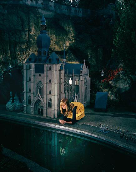 julia fullerton-batten fotografia meninas adolescentes gigantes cenários diminutos maquetes adolescência