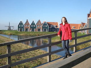 Volendam, Holanda. Pequeño pueblo pesquero con bonitas casas y muchos molinos.