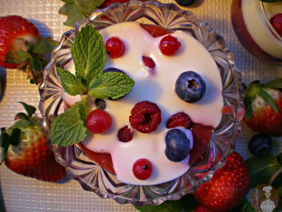 Rote Grütze mit Vanillesoße {Crema de frutos rojos con natillas de ...