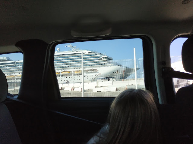 Notre paquebot est là ! Le Costa Fortuna nous attend à quai dans le port de Marseille. Quelle belle allure !