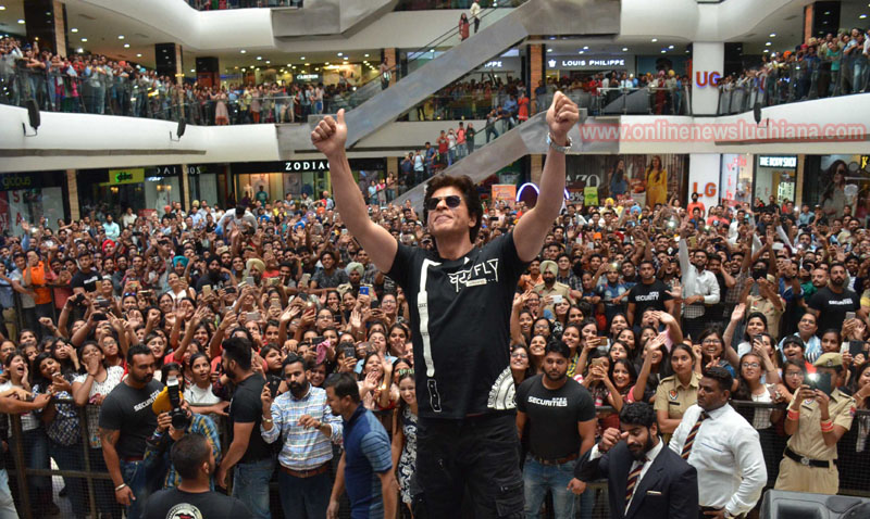 Shah Rukh Khan waves hand to fans at a mall in Ludhiana Shah Rukh Khan waves hand to fans at a mall in Ludhiana