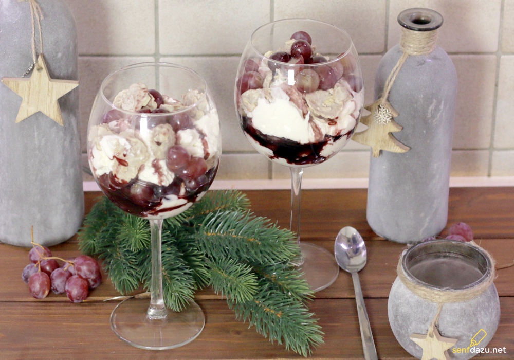 Rotweincreme Dessert mit Joghurt-Creme, Rotweinsauce und weißen ...