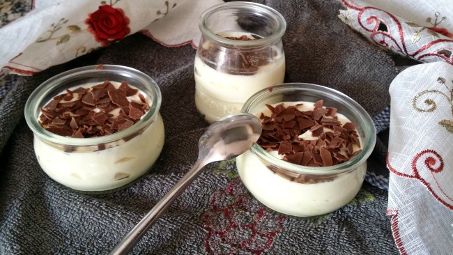 Un postre delicioso de chocolate blanco y yogur en tarrinas