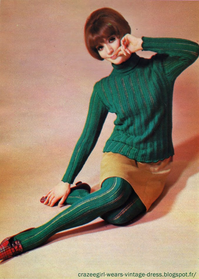 Knit Knit Knit" - 1966 robe cotelée au tricot robe rouge au crochet Gais et verts  , les pulls junior : pull ajouré et bas assortis  Les couleurs d’automne, vous les ferez ressortir avec ces verts qui vous rappelleront les teintes vivantes de l’été. Pour vous, les « teenagers », n’hésitez pas, le vert espérance vous donnera de l’éclat aux yeux, de la vivacité et vous pourrez, avec, vous offrir les accessoires les plus éclatants ou les plus discrets, vous serez toujours charmantes et remarquées. Plus classique , pull bleu nuit jersey et crochet knit tricot mode fashion vintage retro années 60 yeye mods sixties 1960 60s 1960s 60's