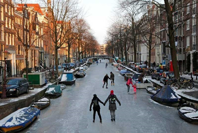 Patinação no gelo em Amsterdã Patinação no gelo em Amsterdã