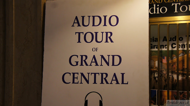 Placa com informações sobre visitação no Grand Central Terminal
