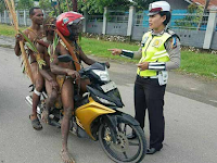 Polwan Hentikan Pengendara Motor Yang Tidak Pakai Baju, Lihat Fotonya... Lucu X Polwan Hentikan Pengendara Motor Yang Tidak Pakai Baju, Lihat Fotonya... Lucu X