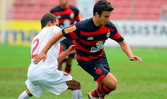 Campeão da Copinha pelo Flamengo vive drama e vira músico de pagode Campeão da Copinha pelo Flamengo vive drama e vira músico de pagode