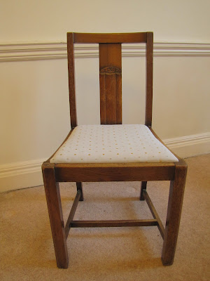 A beautiful restoration result of this vintage 20's deco oak chair!