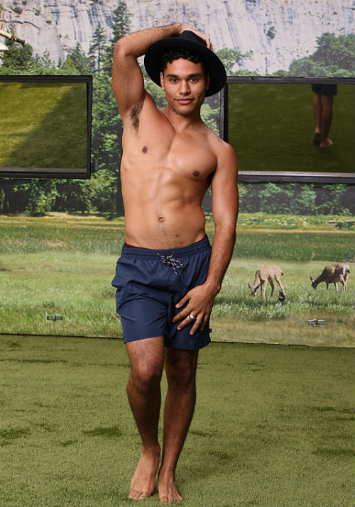 El concursante de Big Brother, Jozea Flores, completamente desnudo