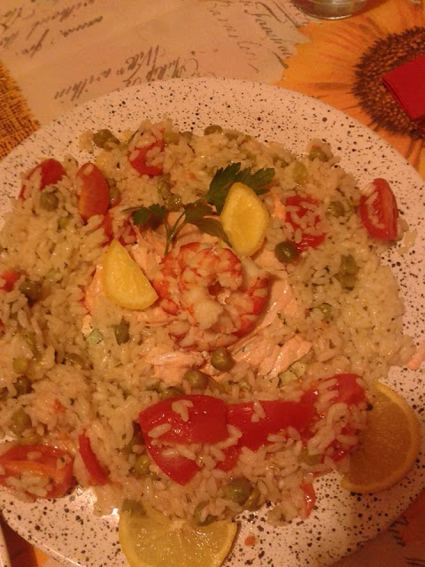 bimby, risotto piselli e pomodorini, salmone e code di gamberoni al varoma