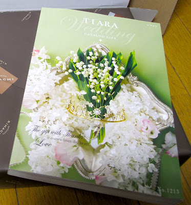Japanese wedding catalog to guests