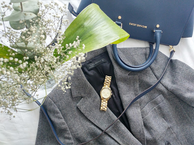 Zara herringbone jacket czyli szary blazer, pastelowy golf i strój dnia