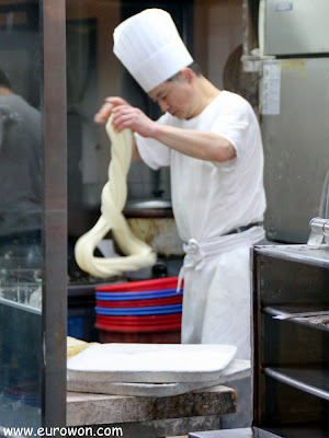 Cocinero haciendo fideos artesanales en un restaurante chino de Corea del Sur