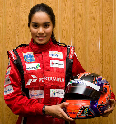 Biografi Alexandra Asmasoebrata      Biografi Alexandra Asmasoebrata        Alexandra lahir di Jakarta pada tanggal 23 Mei 1988. Ia memulai debutnya di ajang gokart pada saat ia berusia 12 tahun. Pada saat itu ia tampil sebagai kadet 60cc dan pada ajang tersebut ia telah beberapa kali berhasil meraih juara pertama. Namun setahun kemudian ia pindah ke kelas 125cc. Prestasinya pada kala itu cukup membanggakan. Bahkan Alexandra juga pernah sampai ke ajang tingkat ASEAN. Berkat penampilannya yang memukau, Alexandra mendapat tawaran untuk masuk ke dunia balap international. Akhirnya ia pun mengikuti kualifikasi Formula BMW Scholarship pada tahun 2004 di Spanyol. Pada tahun 2007 ia semakin aktif di dunia balap international dan berkat prestasi gemilang yang dicapainya, Alexandra memperoleh penghargaan dari MURI sebagai pembalap perempuan pertama di Indonesia. Tidak hanya tampil sebagai pembalap wanita pertama di Indonesia saja, di kancah international Alexandra jua dikenal sebagai pembalap wanita pertama di Asia. Beberapa prestasi yang pernah diraih diantaranya adalah 2002 1st champion National Kart Championship, 2005 1st champion National Kart Championship, 2005 13th World Championship Junior rotax max dan 2005 1st China Formula Campus Asian Division 12:36 AM  Alexandra Asmasoebrata adalah putri ketiga dari pasangan Alex Asmasoebrata dan Hj. Sofia Muri Mardiana. Ayah Alexandra Asmasoebrata memang seorang pembalap. Bahkan Alex Asmasoebrata dikenal sebagai pembalap yang seangkatan dengan Aswin Bahar, Deyu, Dolly Indra Nasution dan Tinton Suprapto. Meski demikian, Alexandra Asmasoebrata menyangkal bahwa karirnya di dunia balap ini berkat sang ayah. Alexandra Asmasoebrata memulai debutnya di ajang gokart pada saat ia berusia 12 tahun. Pada saat itu ia tampil sebagai kadet 60cc. Pada ajang tersebut ia pernah beberapa kali berhasil meraih juara pertama. Namun setahun kemudian ia pindah ke kelas 125cc. Prestasinya pada kala itu cukup membanggakan. Bahkan Alexandra Asmasoebrata juga pernah sampai ke ajang setingkat ASEAN.