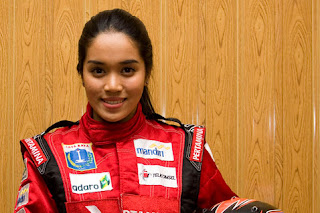 Biografi Alexandra Asmasoebrata