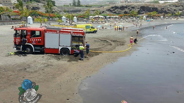 Ambulancia y camión de bomberos rescatados playa San Juan, Tenerife Ambulancia y camión de bomberos rescatados playa San Juan, Tenerife